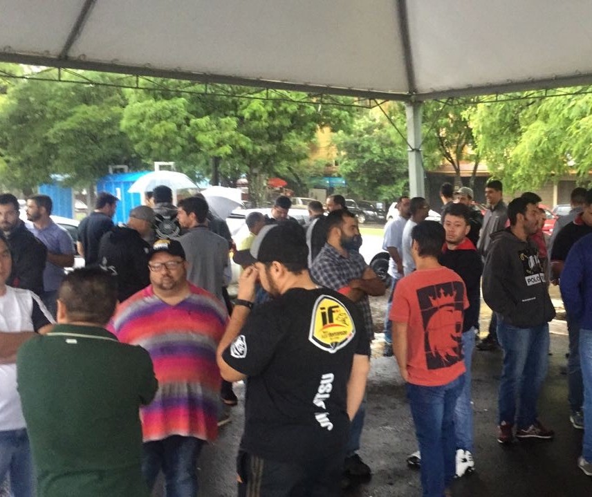 Motoristas da Uber protestam em Maringá