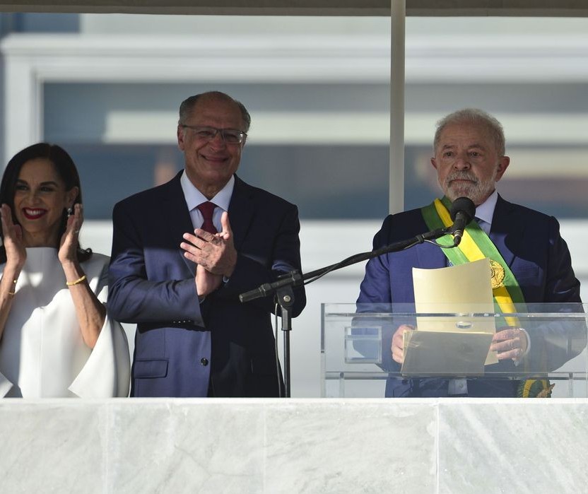 Emocionado, Lula toma posse e promete combate à desigualdade brasileira