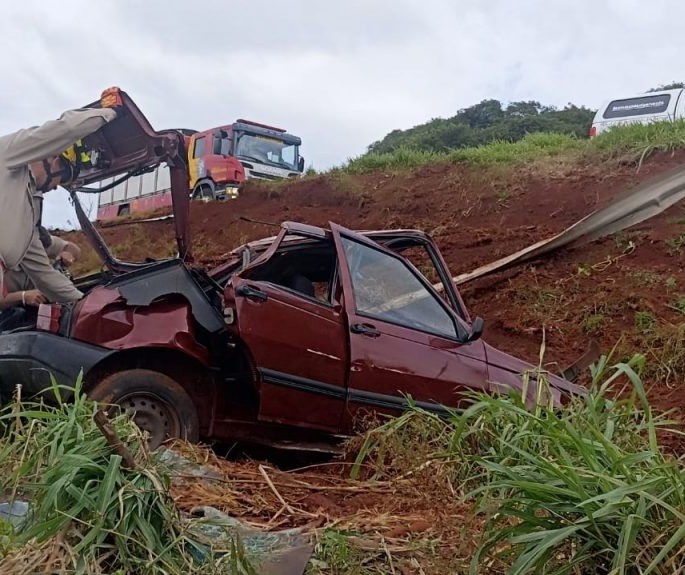 Veículo capota no entroncamento da PR-317 com a PR-323, em Maringá