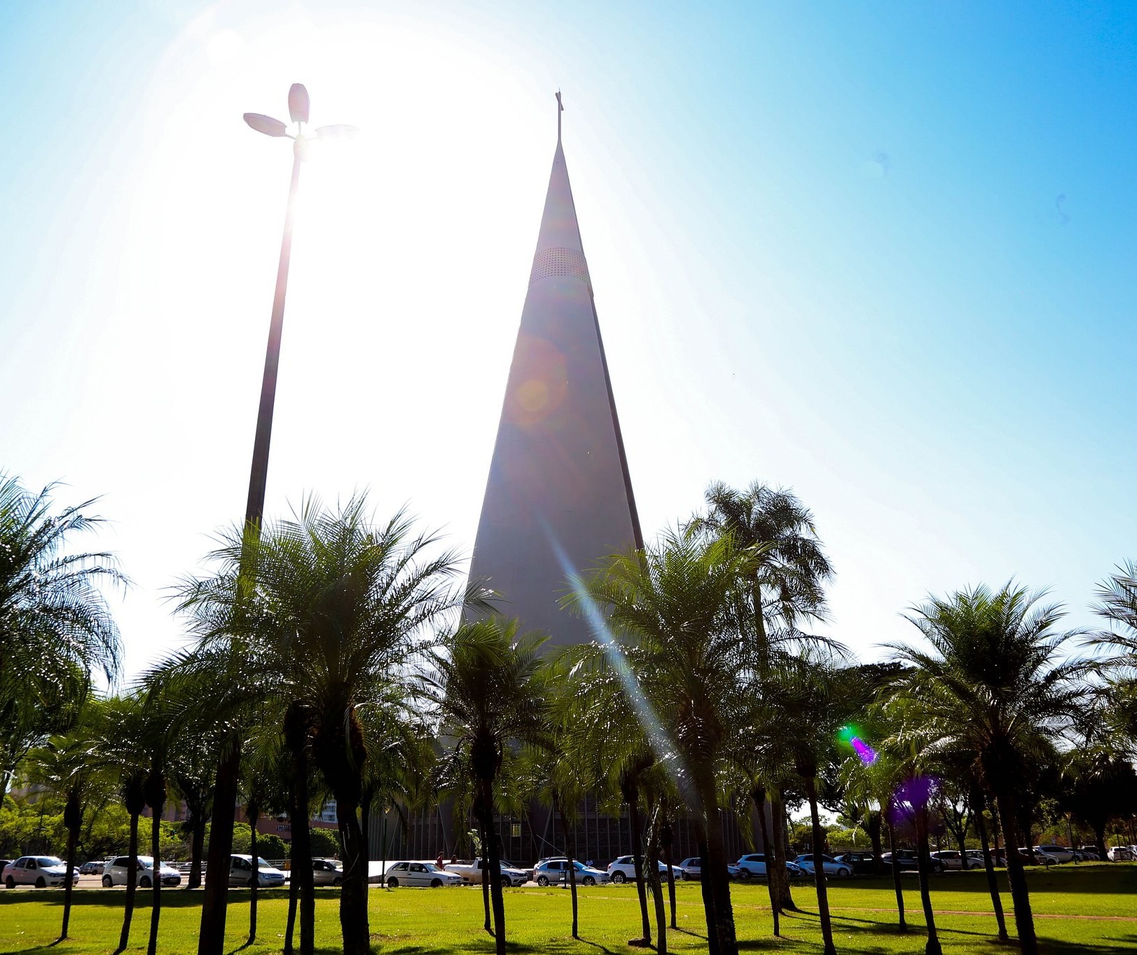 Sol aparece entre nuvens nesta segunda-feira (7); máxima chega aos 33°C