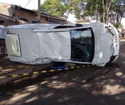 Carro de pet shop tomba em acidente com moto e motociclista fica gravemente ferido