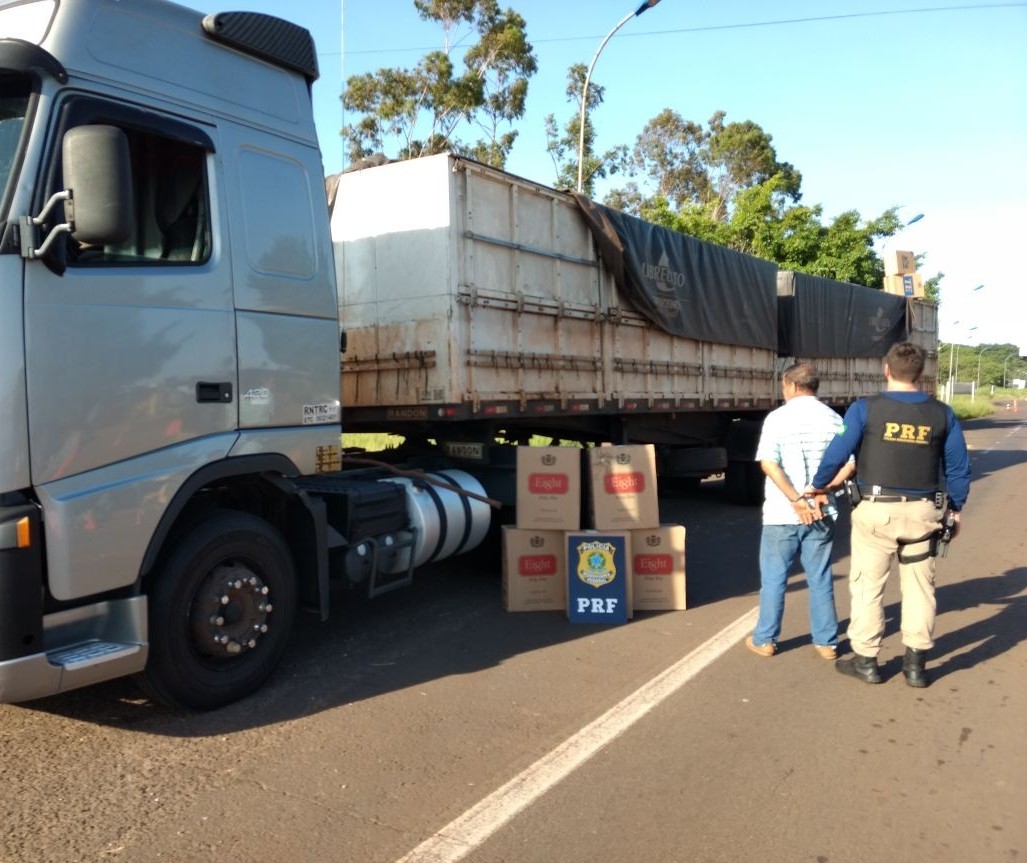 PRF apreende 450 mil maços de cigarros com destino a Maringá