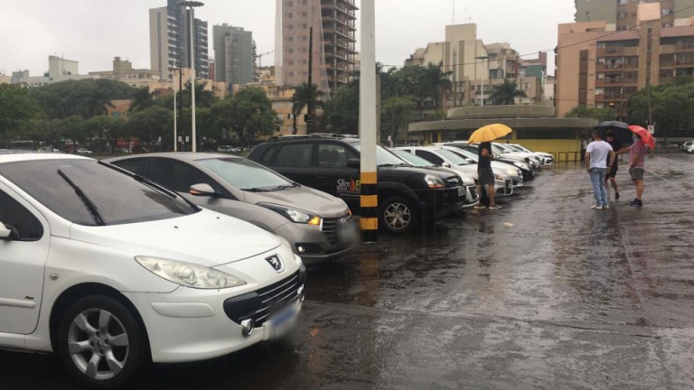 Professores de educação física fazem carreata e buzinaço