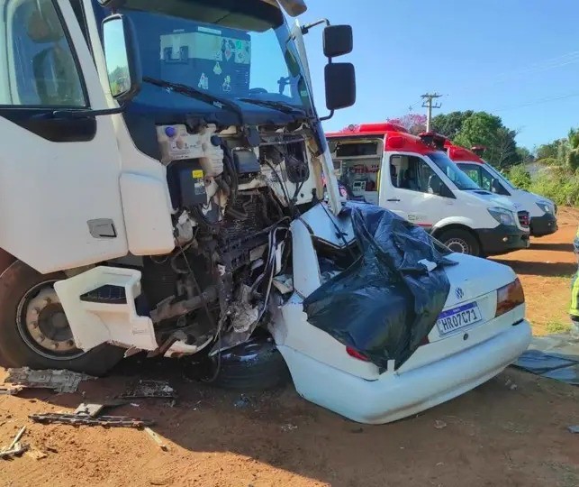 Acidente entre carro e caminhão na PR-323 mata 5 pessoas