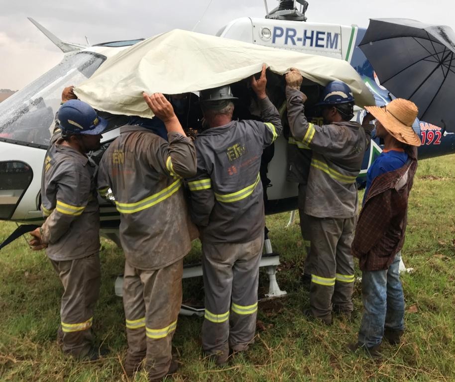 Homem cai de árvore e fica gravemente ferido na zona rural