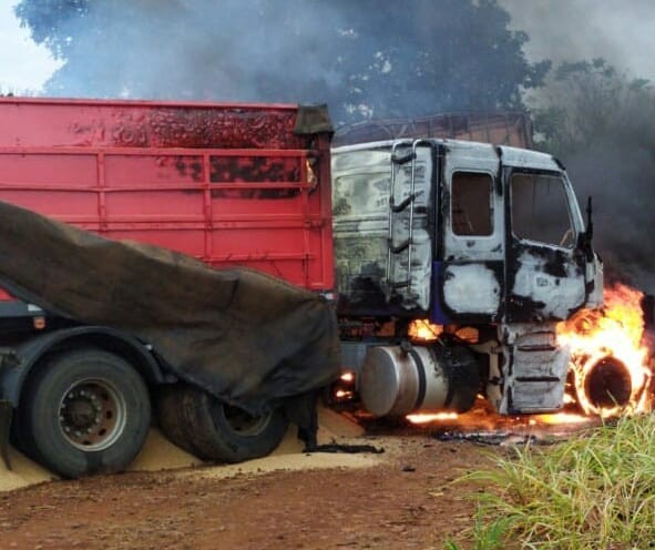 Dois caminhões batem de frente e pegam fogo