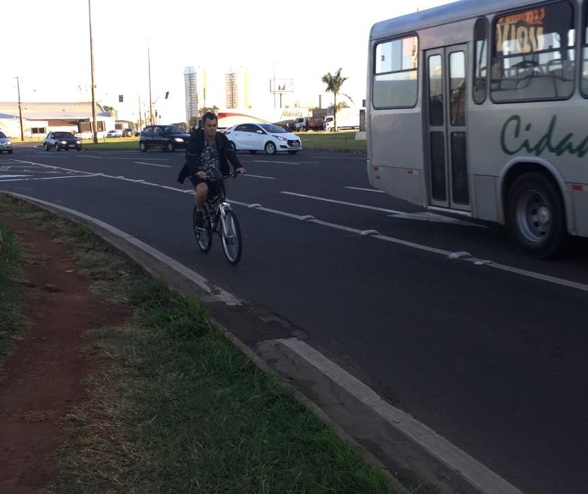 Ciclistas se arriscam no trajeto para Maringá