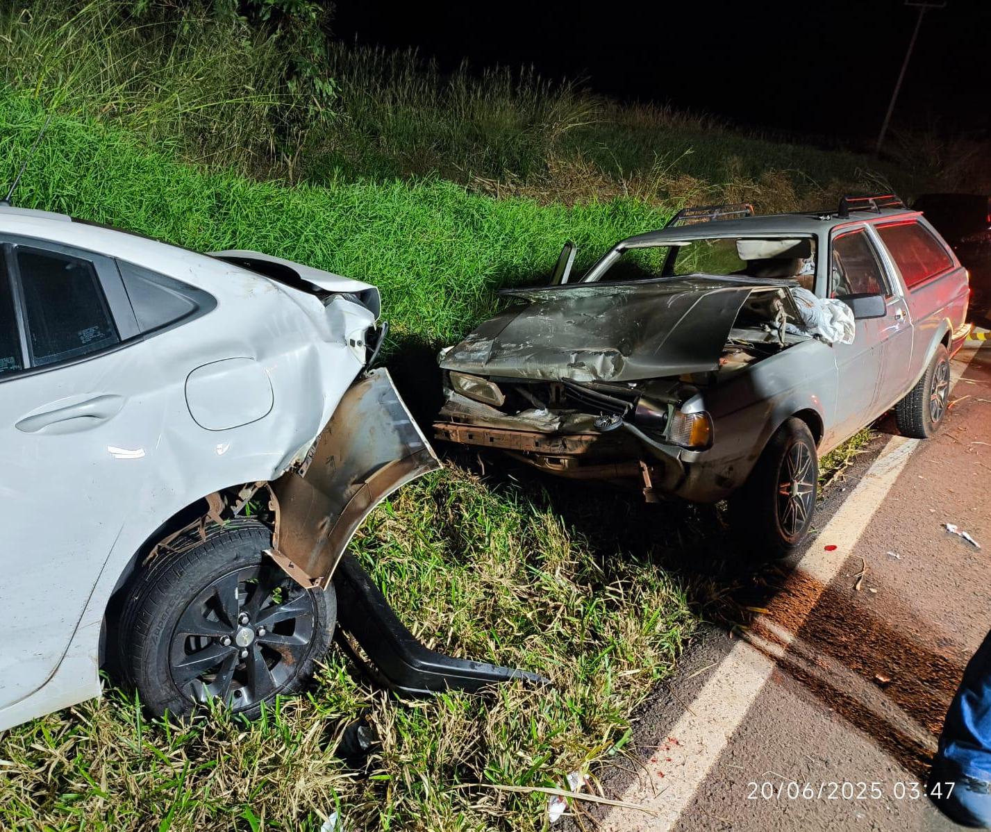 Acidente com carro parado na pista deixa uma adolescente morta