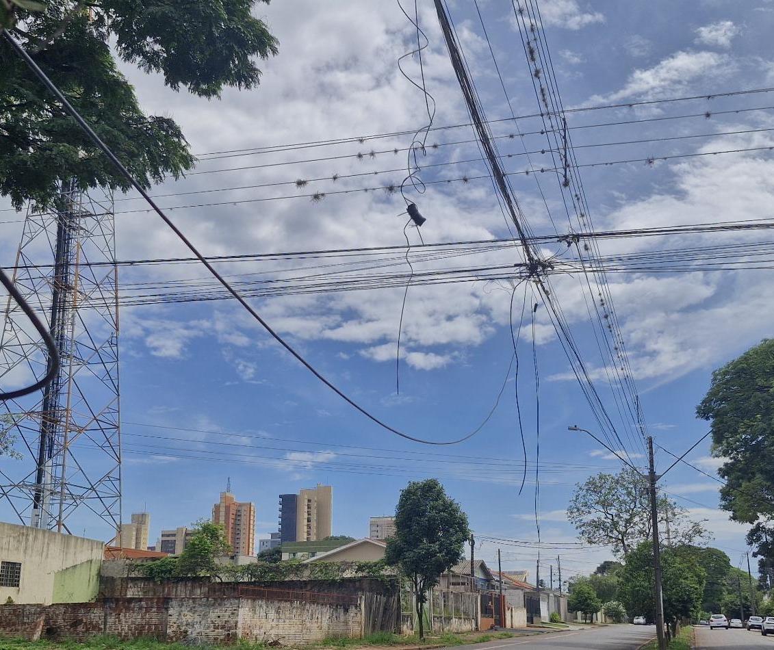 Projeto de lei prevê multa de até R$ 45 mil para responsáveis por fios soltos em Campo Mourão