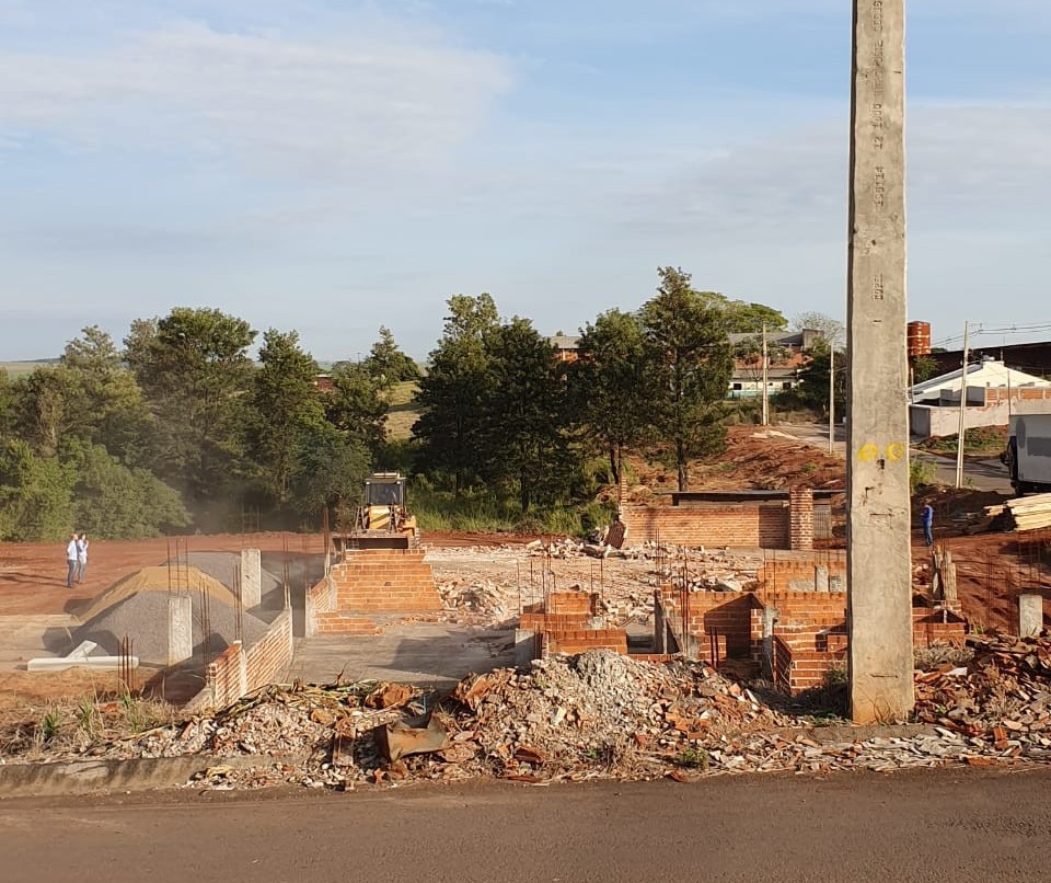 Obra de creche com problemas de estrutura é demolida