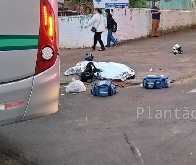 Motociclista morre em acidente com ônibus 