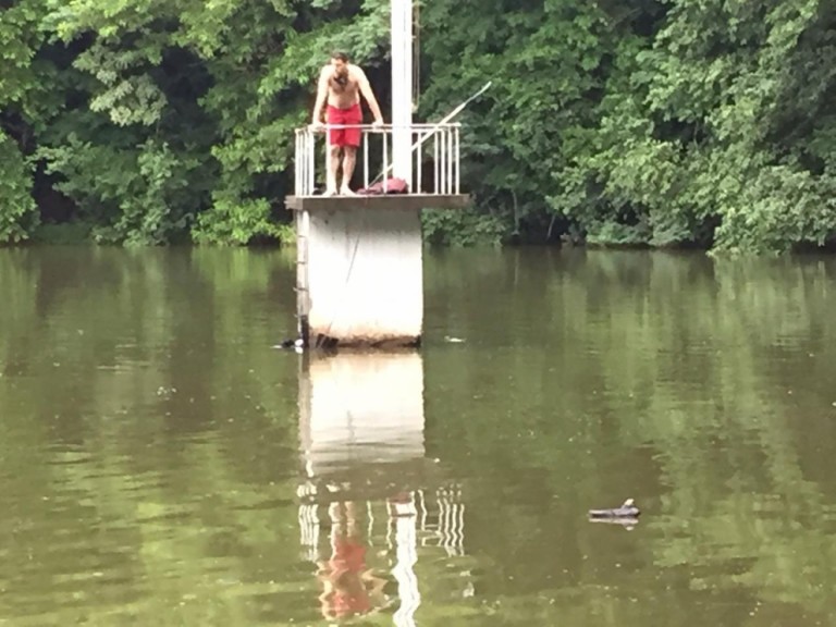 Bombeiros fazem buscas por rapaz desaparecido no lago