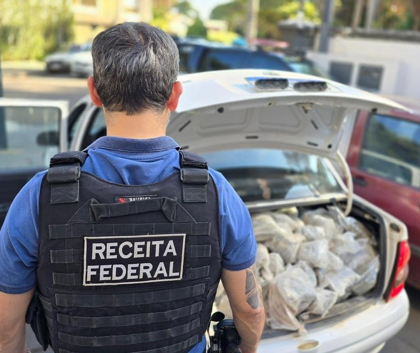 Veja: suspeito em carro com drogas foge de abordagem da Receita Federal