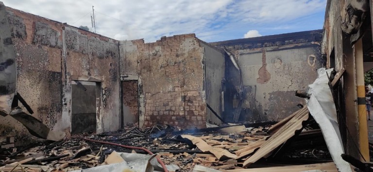 Restaurante é destruído pelo fogo em Guairaçá