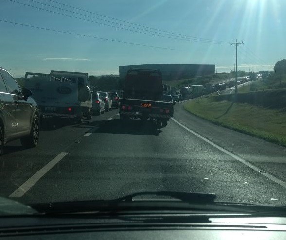 Rodovia fica interditada por uma hora e congestionamento chega a 4 km