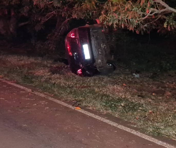 Motorista de 66 anos morre após bater carro em árvore em Floraí