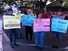 Protesto no Dia Nacional de Lutas em Maringá reúne dezenas de trabalhadores e representantes de centrais sindicais