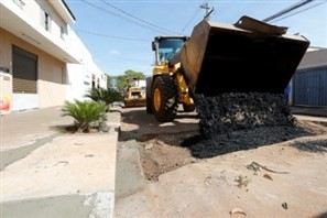 Chuva castigou asfalto em vários pontos de Maringá