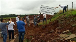 Moradores de Mandaguari derrubam barreira colocada em estrada utilizada como desvio do pedágio