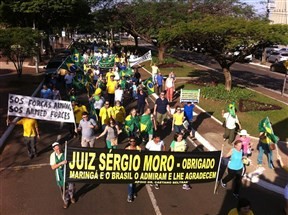 Manifestantes protestam contra corrupção em Maringá