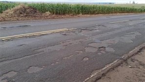 Motoristas reclamam da grande quantidade de buracos na rodovia PR-323