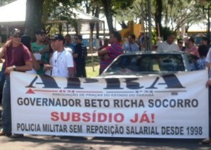 Bombeiros fazem manifestação no centro de Maringá