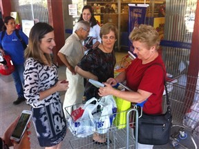 Ação solidária troca alimentos por livros novos em Maringá