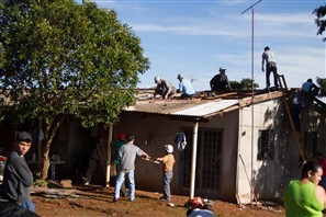 Voluntários se unem para trocar telhado de uma das casas atingidas pela chuva de granizo em Paiçandu