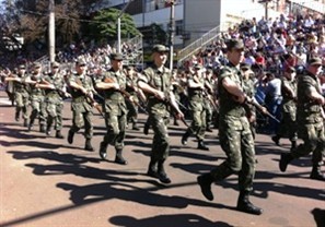 Desfile da Independência emociona maringaenses