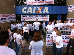 Bancários da Caixa Econômica Federal realizam uma manifestação nesta sexta-feira