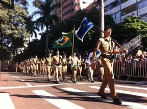 Desfile cívico em homenagem ao aniversário de Maringá está sendo realizado neste momento