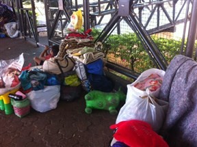 Pelo menos cinquenta índios estão acampados num ponto de ônibus em frente à rodoviária de Maringá