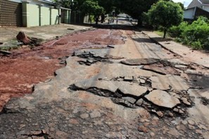 Asfalto de mais de dez quadras foi arrancado pela chuva dos últimos dias em Paranavaí