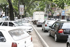 Morador da Avenida Brasil questiona a retirada das espinhas de peixe em Maringá