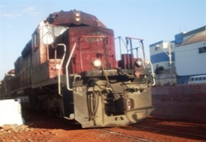 A partir de hoje o trânsito na Avenida 19 de dezembro, uma das mais movimentadas de Maringá, não será mais interrompido com a passagem do trem