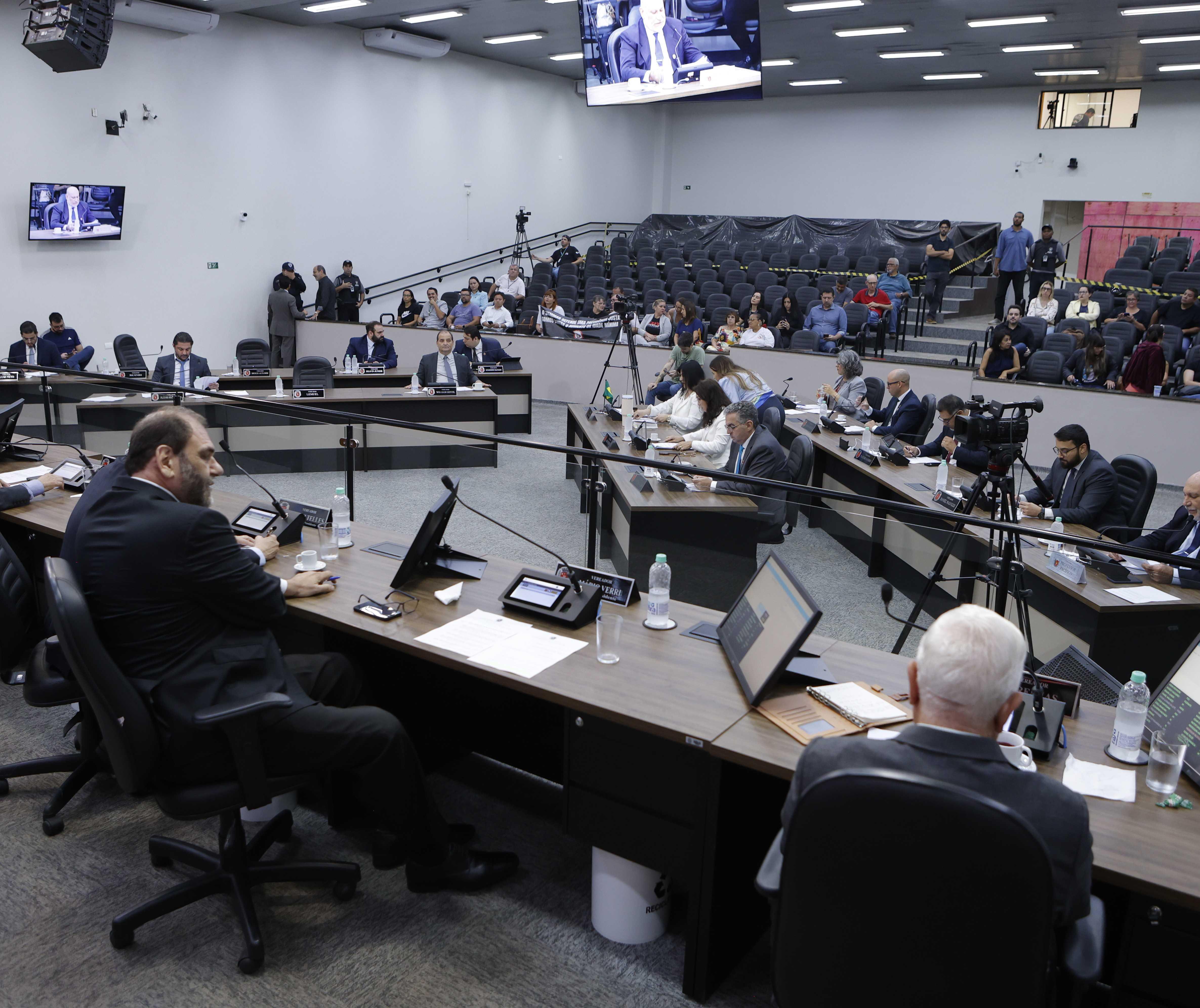 Em sessão extraordinária, vereadores votam 11 projetos do Executivo