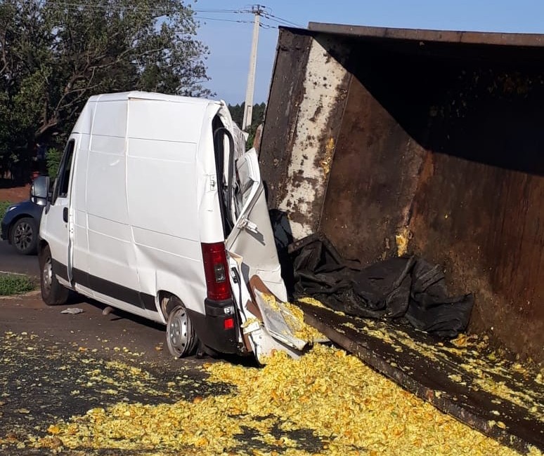 Caminhão cai em cima de van em acidente na PR-317