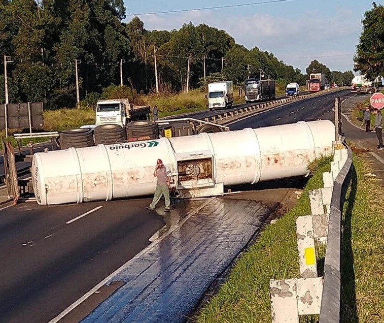 Carga se solta de caminhão e BR-376 fica bloqueada