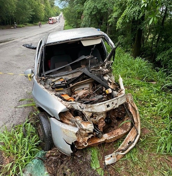 Acidente entre carreta e dois veículos deixa dois mortos na PR-323