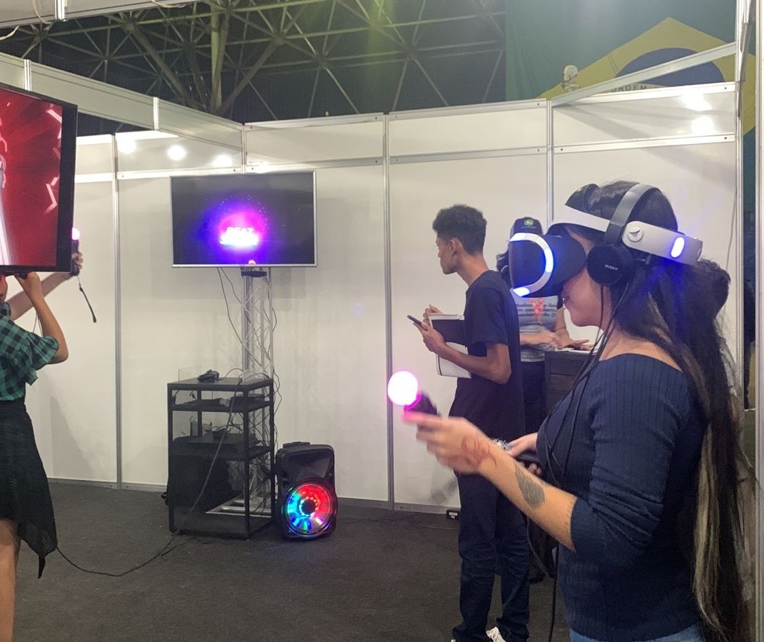 Crianças e adultos se divertem em jogos de realidade virtual