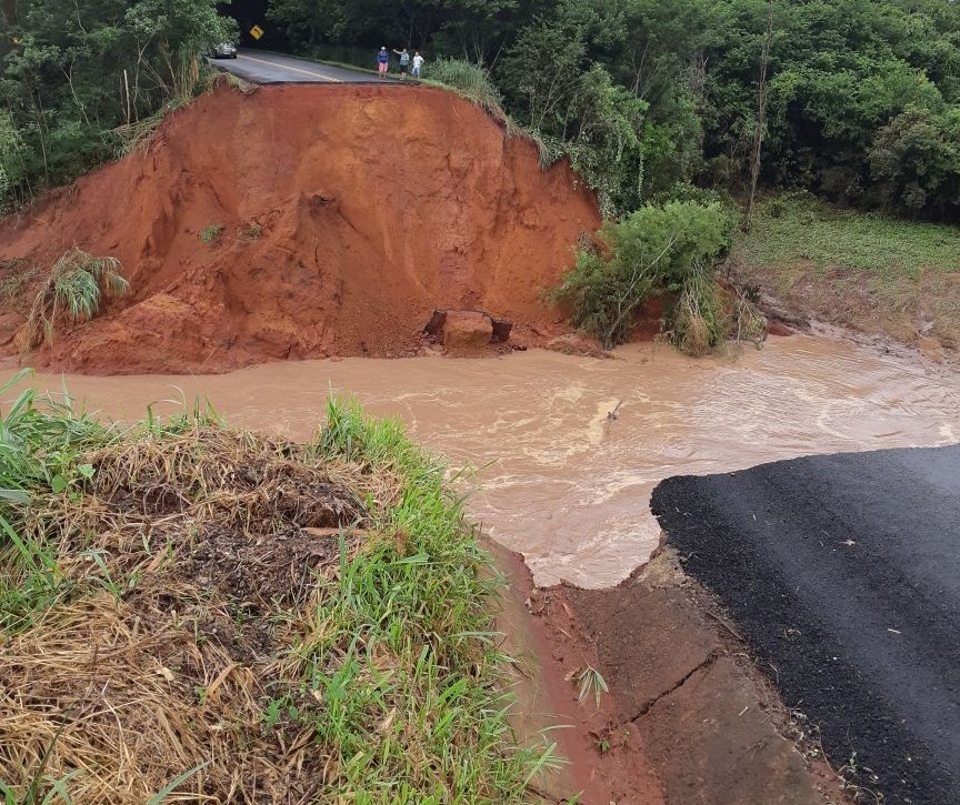 Trecho entre Terra Boa e Cianorte é interditado após queda de ponte