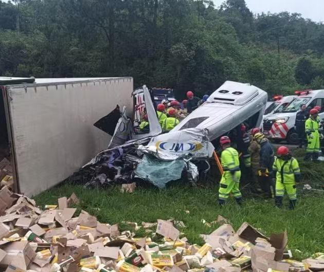 Acidente com carreta e van deixa seis mortos na BR-116