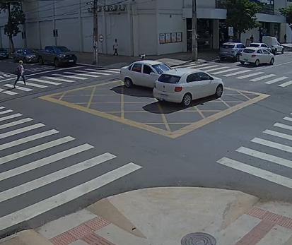 Quatro pessoas ficam feridas em acidente em cruzamento de Maringá