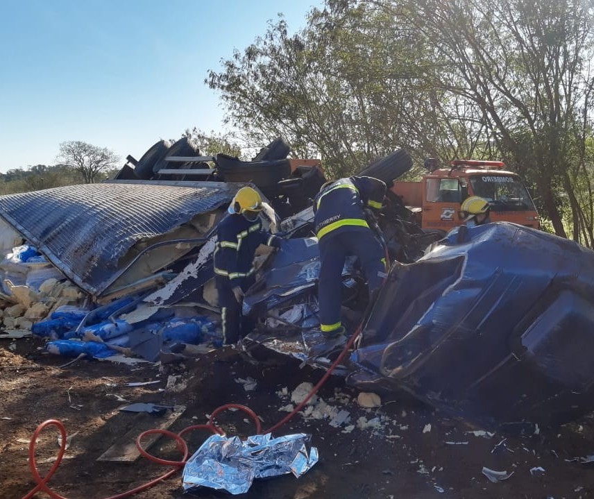 Acidente entre caminhões na PR-317 mata motorista de 46 anos