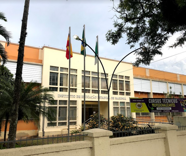 Alunos protestam em frente ao Instituto de Educação