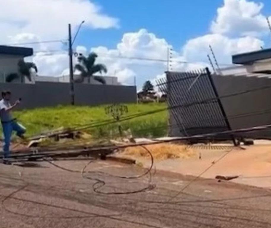 Caminhão atinge fiação, derruba postes e deixa moradores sem energia