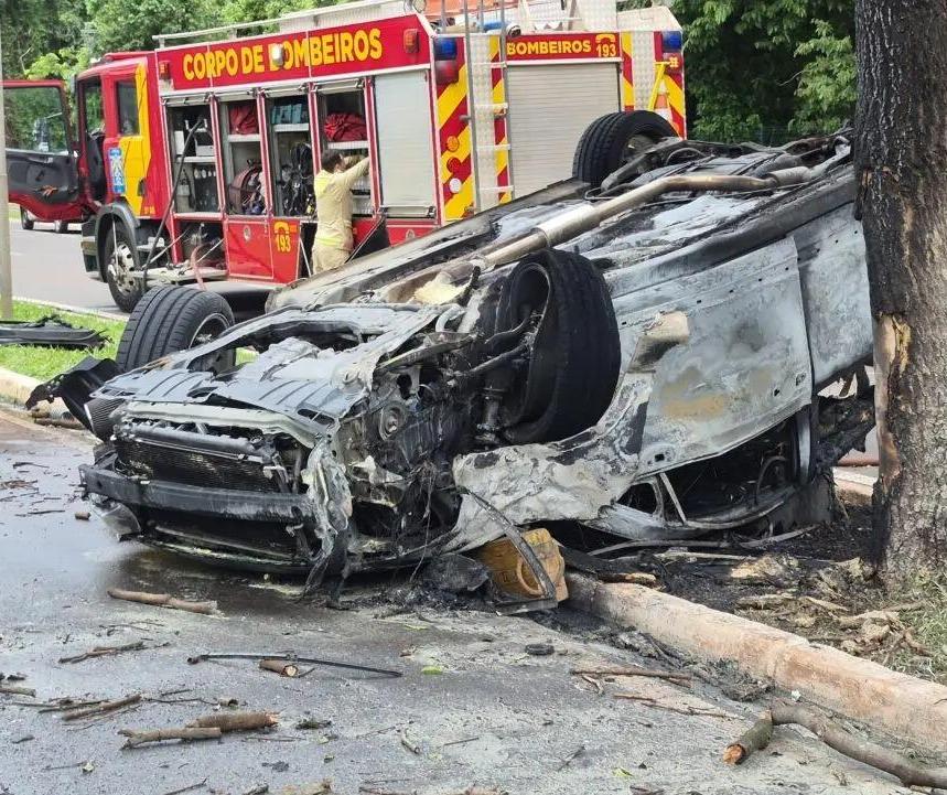 Carro capota, pega fogo e deixa uma pessoa morta na Avenida Itororó, em Maringá