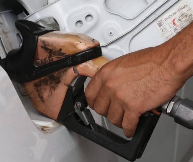 Litro da gasolina na Argentina é quase R$ 2 mais barato