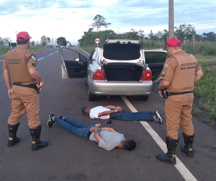 Duas pessoas são presas com arma de fogo e drogas