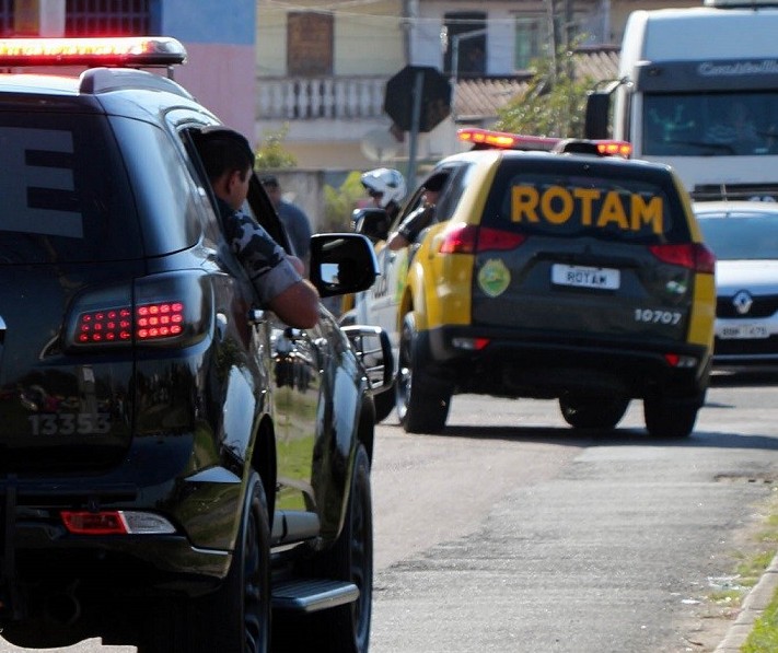 Homem baleado após troca de tiros com a Rotam morre no hospital